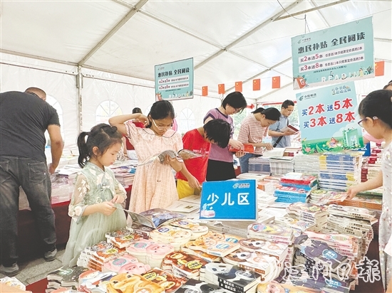 全民閱讀圖書文化活動(dòng)中，大人小孩共享閱讀樂趣。