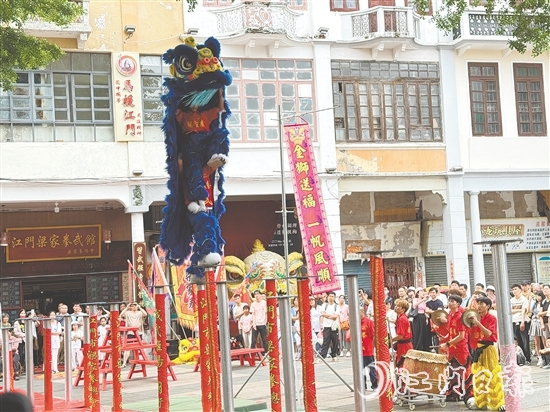 青年廣場(chǎng)上，15支精銳獅隊(duì)展開精彩比拼。