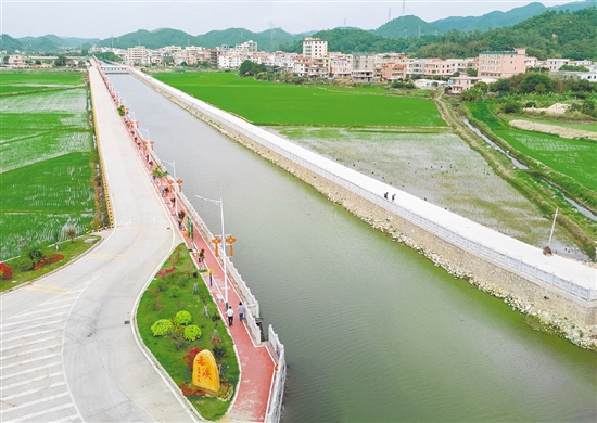 赤溪鎮(zhèn)的美麗河道白宵河，連續(xù)貫通3公里，河岸建有1.4公里的慢行步道。