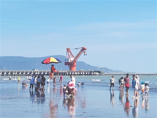 在臺山欽頭灣海浴場，游客盡情享受陽光、海浪與沙灘。