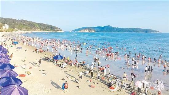 依托得天獨(dú)厚的自然稟賦與持續(xù)升級(jí)的文旅供給，今年“五一”假期，臺(tái)山濱海景區(qū)人氣爆棚。
