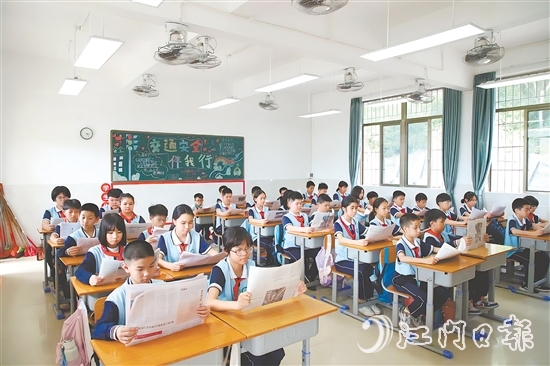 臺山市開展“文明閱讀少年行”共讀《人民日報》活動。