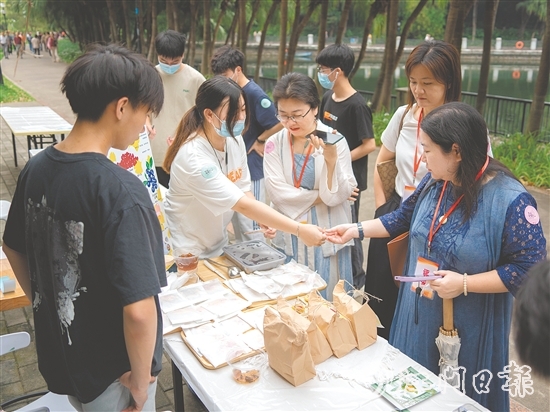 創(chuàng)意十足的糕點(diǎn)吸引不少市民前來品嘗和購買。