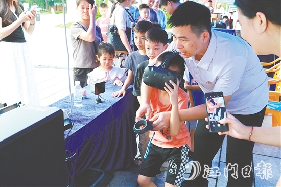 孩子在家長的帶領(lǐng)下體驗(yàn)高新技術(shù)。