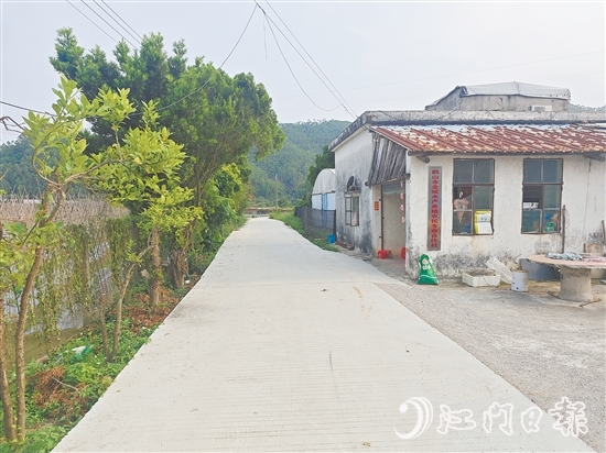 李偉業(yè)的養(yǎng)殖基地門前的村道得到升級(jí)改造，解決了困擾他許久的交通問題。