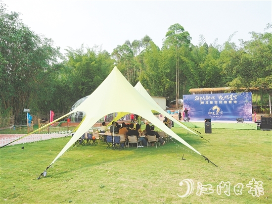 游客在雅瑤鎮(zhèn)陳山村御龍星空民宿營地享受假期。