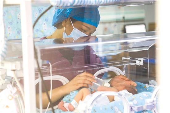 這是一雙小心翼翼的手。在江門市婦幼保健院新生兒科，護(hù)士李麗婷化身臨時(shí)“奶媽”，手持奶瓶給早產(chǎn)兒喂奶。她時(shí)而調(diào)整奶瓶角度，時(shí)而放緩速度，用耐心與愛心為小生命構(gòu)筑溫暖港灣，陪伴他們跨越成長路上最初的難關(guān)。