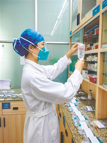 這是一雙嚴(yán)謹(jǐn)可靠的手。輸液前核對和檢查藥物的步驟是護(hù)理操作中的關(guān)鍵環(huán)節(jié)，要遵循“三查七對”原則。此時(shí)，江門市結(jié)核病防治所住院部護(hù)士黃惠敏正在認(rèn)真核對患者的輸液藥物，確保用藥安全。