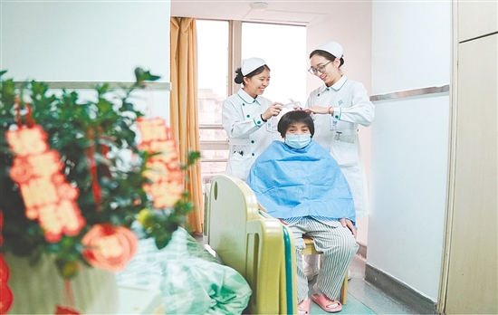 這是一雙靈巧的手。“視病人如親人”，江門市人民醫(yī)院全科醫(yī)學(xué)科護(hù)士化身理發(fā)師，手持剪刀與梳子，為留院過年患者修剪頭發(fā)。一雙巧手，一把剪刀，一把梳子，動(dòng)作嫻熟而輕柔，不僅打理出利落的發(fā)型，也帶來了溫暖的年味。
