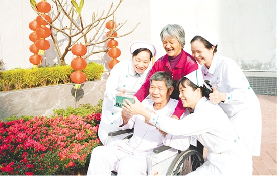 這是一雙溫暖相伴的手?！盀槟拈_心而開心”，江門市人民醫(yī)院泌尿外科護(hù)理團(tuán)隊(duì)與即將康復(fù)出院的患者及家屬定格美好瞬間?？扉T按下的瞬間，醫(yī)患笑容燦爛如新春暖陽，也留存了一段溫暖的珍貴記憶。（何潔蘭
