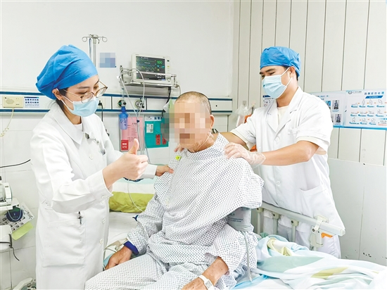 江門市中心醫(yī)院護(hù)理團(tuán)隊為患者進(jìn)行肺康復(fù)鍛煉。