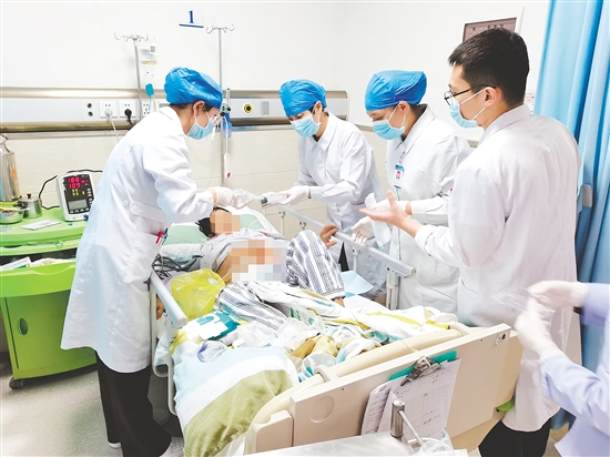 江門市中心醫(yī)院護(hù)理團(tuán)隊為患者進(jìn)行傷口負(fù)壓治療。