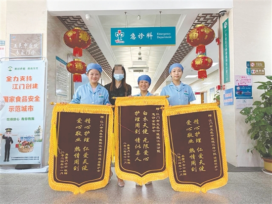 患者把三面錦旗贈(zèng)送給護(hù)士們，以表達(dá)感激之情。