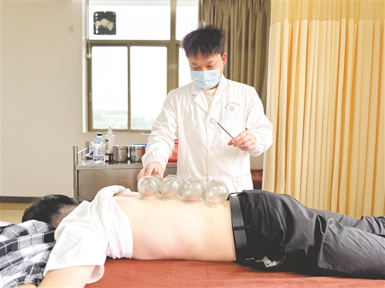 中醫(yī)館吸引著眾多患者慕名而來。