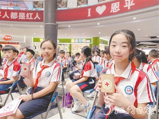恩平市紅十字會與馮如小學(xué)共同試點(diǎn)發(fā)起“愛心存錢罐”公益活動。