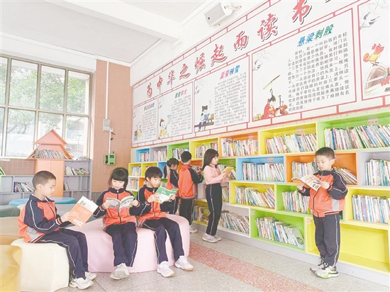走進恩平市成德小學(xué)的德雅書苑，琳瑯滿目的書籍令人應(yīng)接不暇。