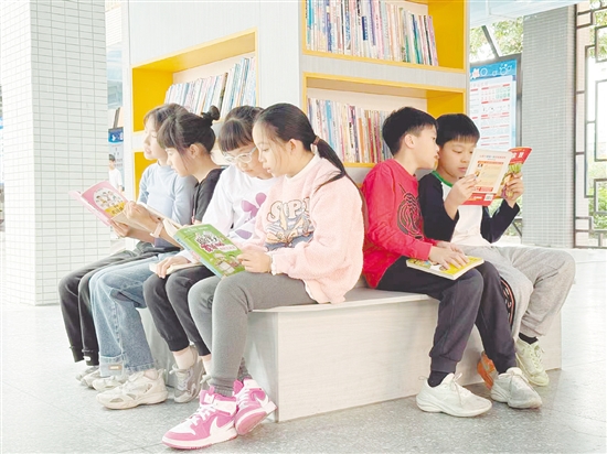 如今，恩平各校力爭讓學(xué)生們可隨時暢游書海。