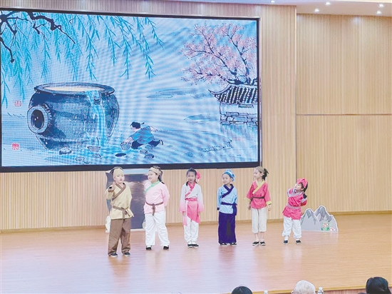 在恩平市成德小學(xué)的讀書節(jié)活動中，學(xué)生帶來課本劇表演。