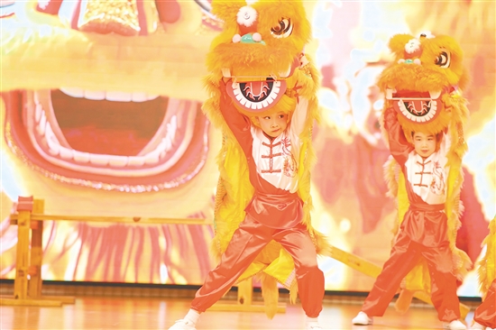 舞臺上，幼兒園小醒獅賣力演出。