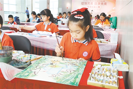 選手們現(xiàn)場角逐繪畫與書法類作品一等獎。