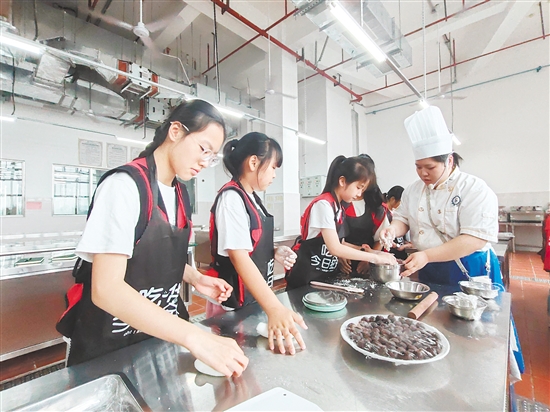 小記者親手制作糯米糍。