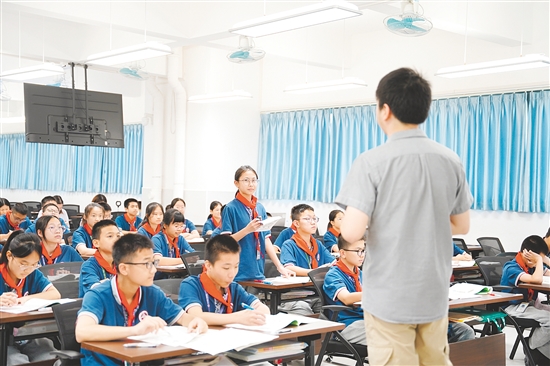 課堂上，學生回答老師的提問。