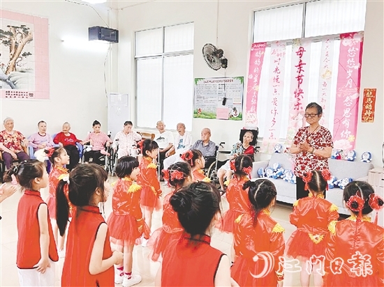 孩子為老人獻上精彩的表演。