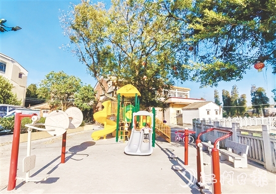 張良邊村爭取上級資源，為村組增設(shè)健身運動器材和兒童娛樂設(shè)施。