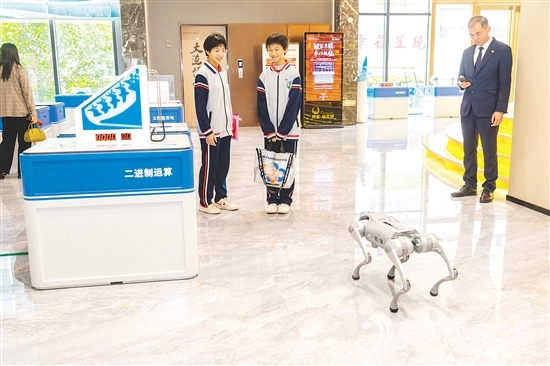 展覽涵蓋人工智能、芯片技術(shù)、生命科學(xué)等領(lǐng)域，展出40余件科技展品。