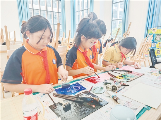 在鶴山工業(yè)城第一小學(xué)吹塑紙版畫社團(tuán)的課堂上，學(xué)生發(fā)揮想象力和創(chuàng)造力，創(chuàng)作自己喜愛的作品。