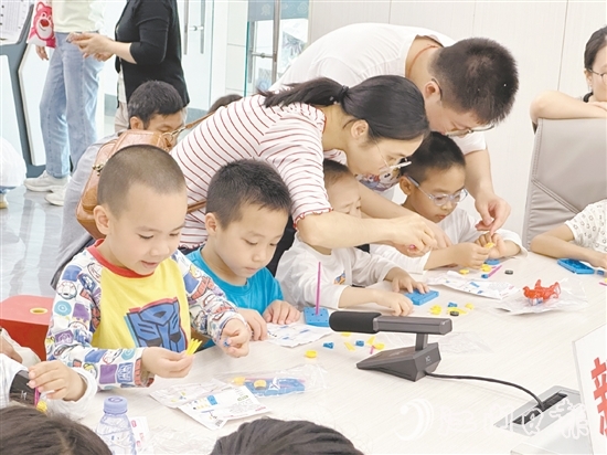 孩子們?cè)谶M(jìn)行風(fēng)力風(fēng)向標(biāo)科學(xué)實(shí)驗(yàn)。