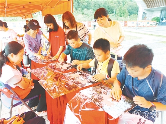 親子家庭參與文物拼圖大挑戰(zhàn)。