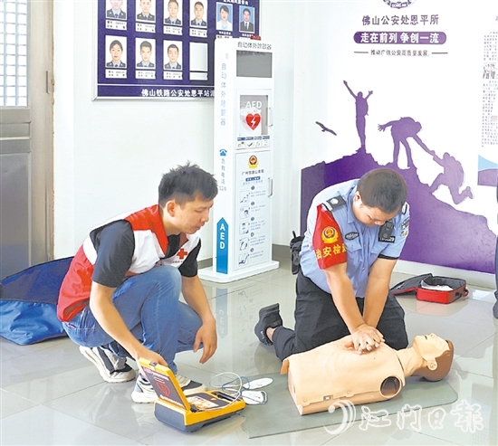 培訓(xùn)師講解自動體外除顫儀（AED）使用方法時，參訓(xùn)人員利用人體模型和訓(xùn)練機(jī)反復(fù)練習(xí)。