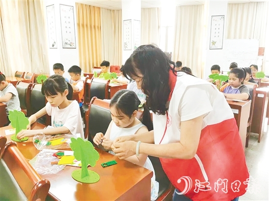 孩子們?cè)谥驹刚叩氖痉逗椭笇?dǎo)下，精心制作“家庭樹”。