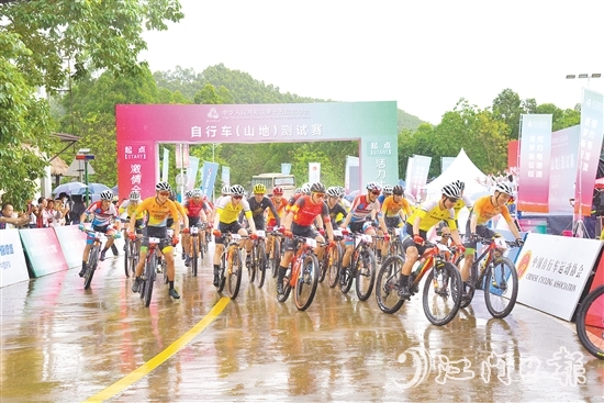 第十五屆全國運(yùn)動(dòng)會(huì)自行車（山地）測試賽鳴槍開賽，選手們展開激烈比拼。