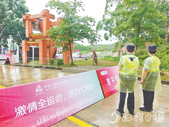 警察現(xiàn)場維持賽場秩序，保證比賽順利進(jìn)行。