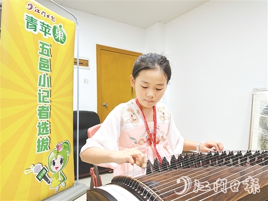 學生自信地展現(xiàn)才藝。