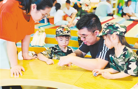 活動中，親子共同拼接軍事武器小拼圖。