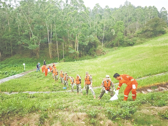 鶴山民兵進行山洪災(zāi)害應(yīng)急救援演練。