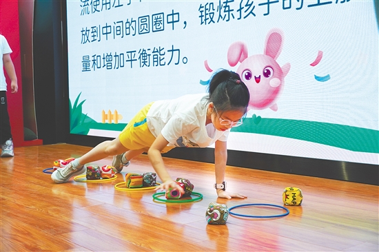 學生在體驗趣味體態(tài)訓練。