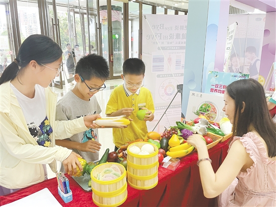 孩子們?cè)谌の痘?dòng)中學(xué)習(xí)營養(yǎng)知識(shí)。
