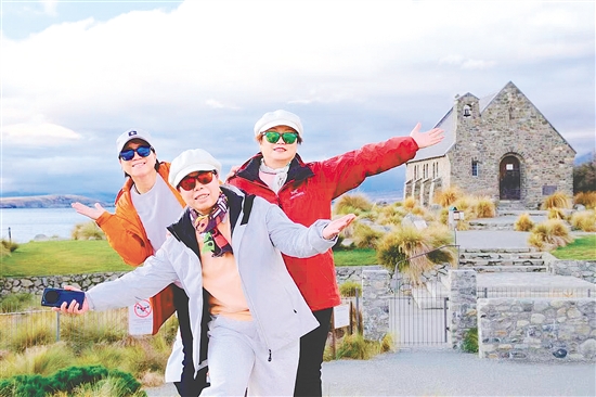 圖為江門市民在新西蘭旅游時(shí)的照片。旅行社供圖