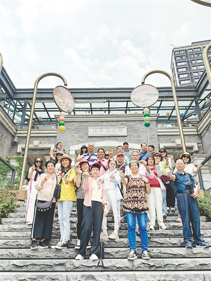 團友們在彈子石老街拍照留念。