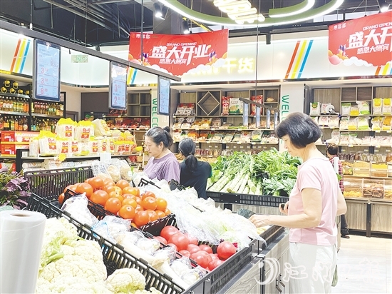 菜市場變身生鮮超市，吸引周邊居民前來選購。