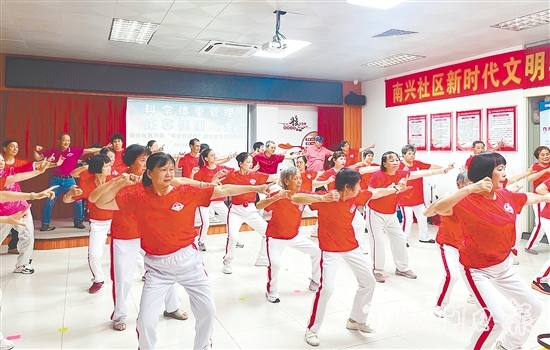 南興社區(qū)新時(shí)代文明實(shí)踐站將傳統(tǒng)中醫(yī)養(yǎng)生功法八段錦與體重管理目標(biāo)相結(jié)合，推出特色八段錦課程，廣受居民歡迎。