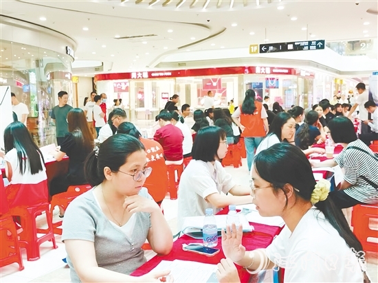 臺(tái)山市構(gòu)建“驛站+市場(chǎng)+企業(yè)”三位一體服務(wù)模式，通過(guò)定期舉辦專場(chǎng)招聘會(huì)、開(kāi)發(fā)零工即時(shí)對(duì)接平臺(tái)、建立重點(diǎn)企業(yè)用工聯(lián)盟，實(shí)現(xiàn)就業(yè)服務(wù)24小時(shí)“不打烊”。