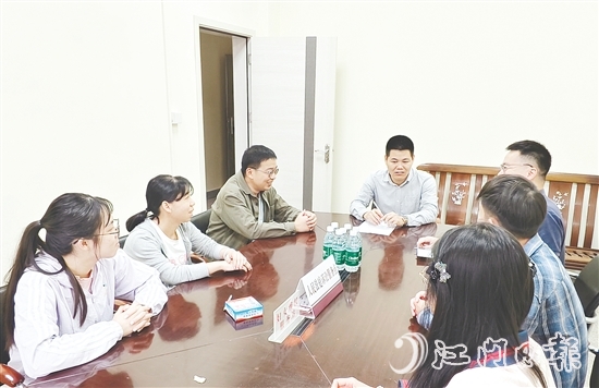 吳文彪（中）整合各方力量資源，努力化解矛盾糾紛。