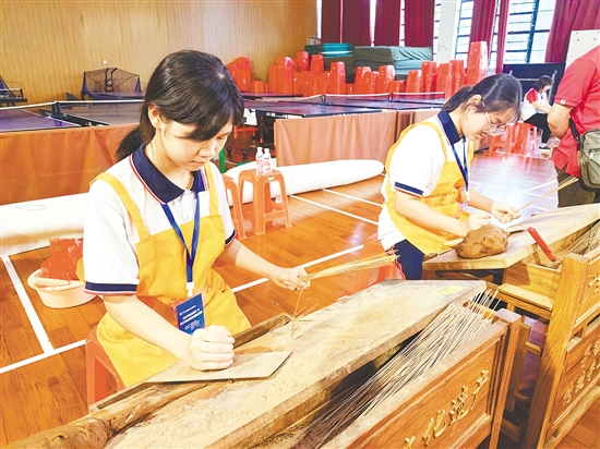 雙水鎮(zhèn)小岡學(xué)校傳承香文化，開設(shè)特色勞動(dòng)課程，已培養(yǎng)出手搓香傳承人近400人。