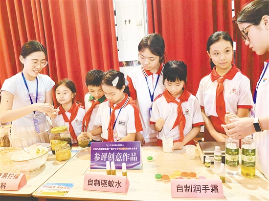 新會(huì)陳經(jīng)綸中學(xué)注重把學(xué)科知識(shí)與勞動(dòng)實(shí)踐相結(jié)合，同學(xué)們?cè)谌の秾?shí)踐中可以學(xué)習(xí)到更多知識(shí)。