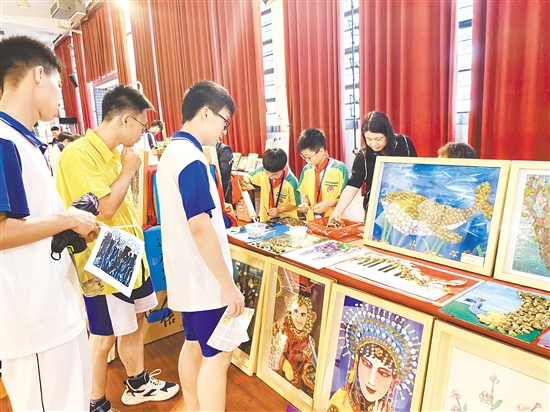 睦洲鎮(zhèn)睦洲小學(xué)就地取材、變廢為寶，開發(fā)蜆殼畫系列勞動(dòng)課程。